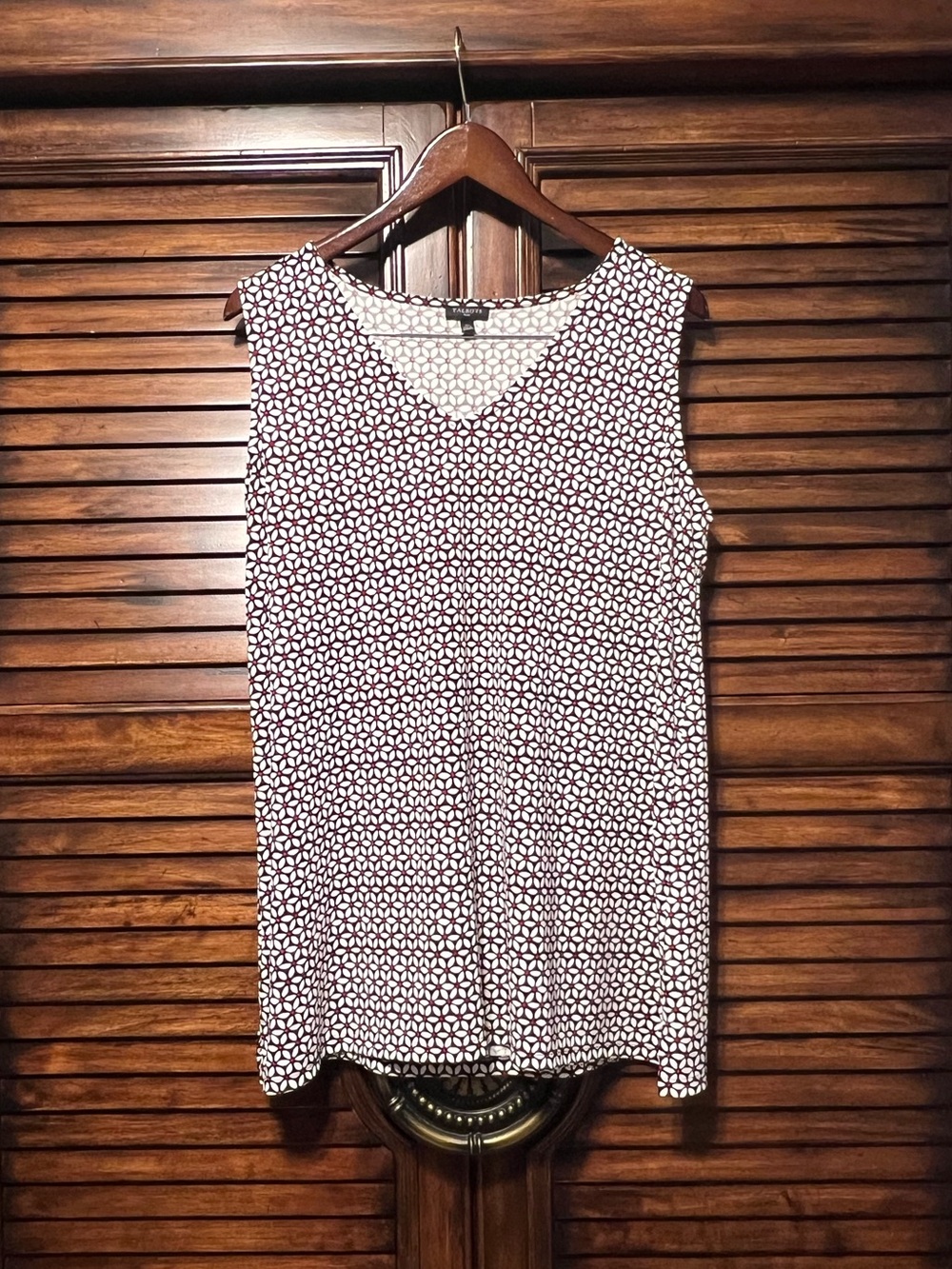 Talbots Plus 1X Black Red Floral Geometric Sleeveless Soft Stretch Top V Neck‎